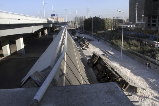 8月24日拍摄的发生断裂的大桥和坠落车辆。