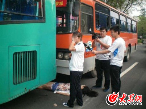 头胸部受重伤 济南女大学生被两辆公交车相夹身亡(组图)