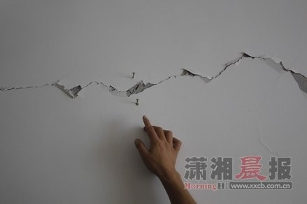 长沙18层高楼整体倾斜 房屋墙体现多处裂缝(组图)