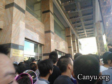 江苏启东民众占领市府大楼 搜出避孕套扑克等物(组图)