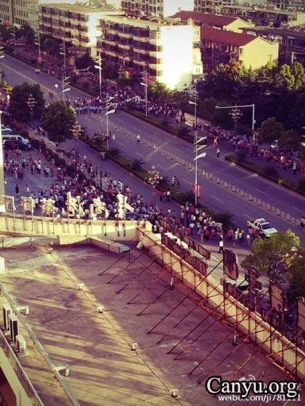 江苏启东民众占领市府大楼 搜出避孕套扑克等物(组图)