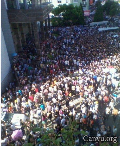 江苏启东民众占领市府大楼 搜出避孕套扑克等物(组图)