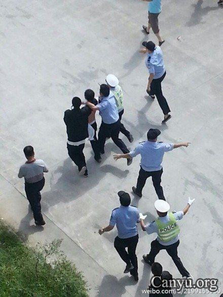 江苏启东民众占领市府大楼 搜出避孕套扑克等物(组图)