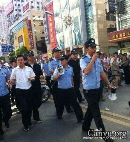 江苏启东民众占领市府大楼 搜出避孕套扑克等物(组图)