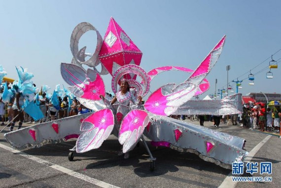 8月4日，一名盛装狂欢表演者参加第45届加拿大多伦多“加勒比狂欢节”大游行。