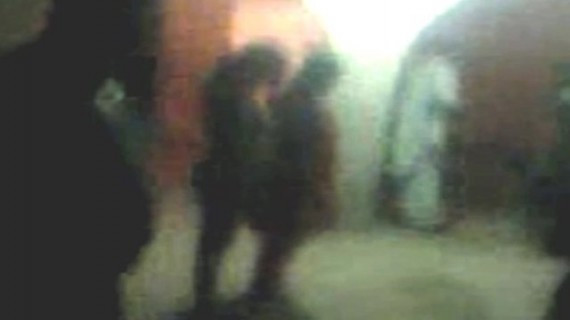 巴基斯坦一对男女因被指偷情而被警方强迫裸体游街(图)