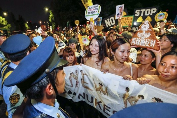 豁出去了！日本东京20万人反核示威 女性裸体上阵(组图)
