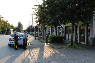 大批列治文騎警趕至鳴槍行搶地點「美食街」Alexandra路8300號路段調查。（記者張耀仁/攝影） 
