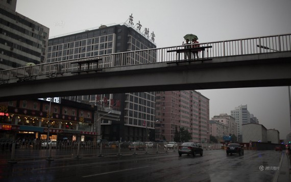北京“7.21”特大暴雨后第4天 暴雨预警中广渠门等雨(组图)