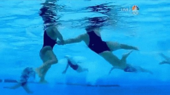 女子水球演水下暗战 选手撕扯胸部导致走光(组图)