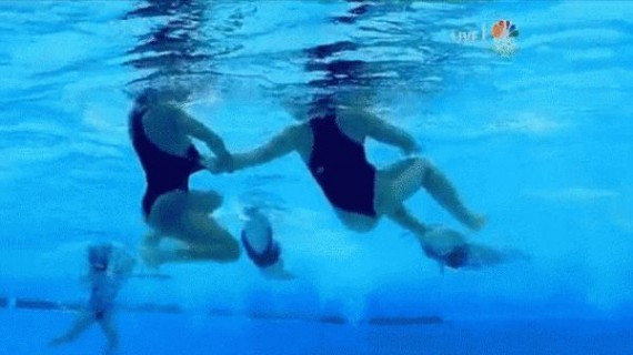 女子水球演水下暗战 选手撕扯胸部导致走光(组图)