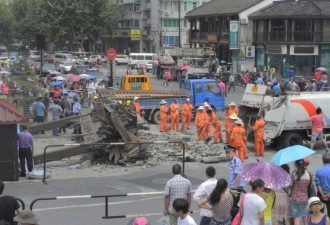 杭州闹市区旅游景点一牌坊倒塌致2死3伤
