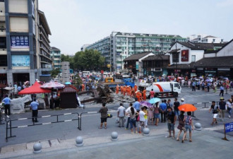 杭州闹市区旅游景点一牌坊倒塌致2死3伤
