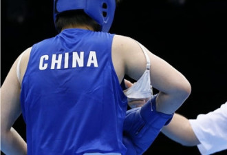中国女拳王胸罩扣子被击开 全场哄笑