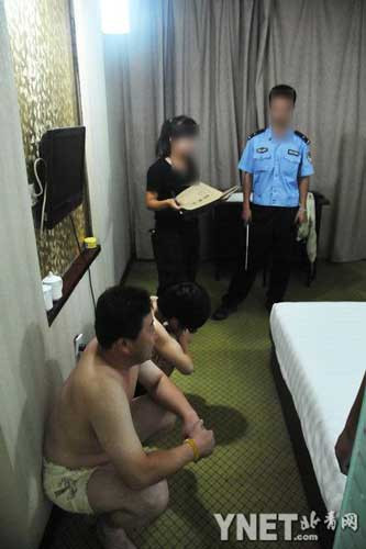 山东济宁警方扫黄赤裸男女现形 满地卖淫嫖娼工具(组图)