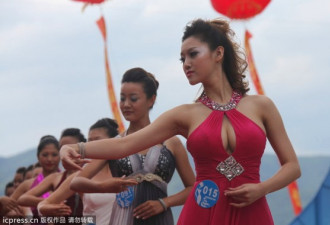 时尚圈不全是纸片人 爆乳女孩选美夺冠