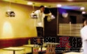 流浪汉进长沙火车站麦当劳遭服务员驱赶 跳上桌子抗议(图)