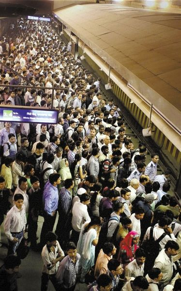 7月30日，印度新德里，停电导致城铁运力大减，大量乘客滞留。