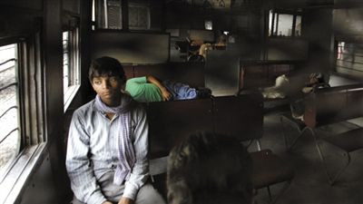 7月30日，印度新德里，停电致使火车停运，部分乘客索性睡在列车内。
