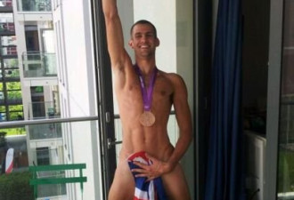 英运动员裸体庆祝获铜牌 仅国旗遮羞