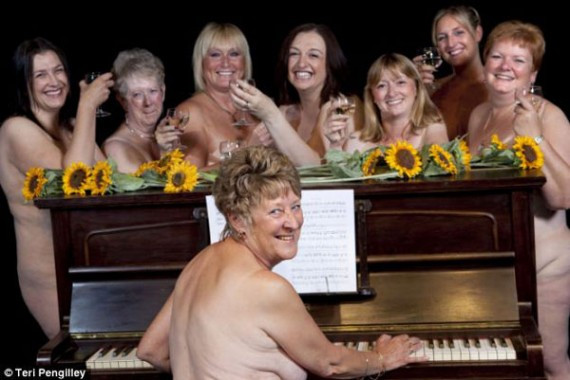 英国几名女演员为慈善全裸演话剧 众多观众捧场(组图)
