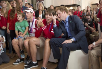 图：哈里王子到访加国奥运代表宿舍