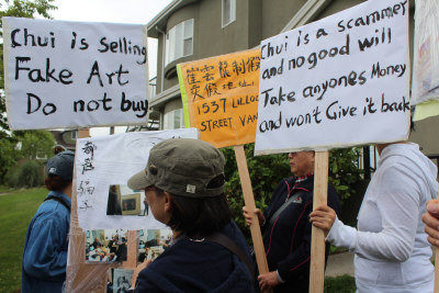 李小姐和多名支持者在老翁住家外舉牌抗議。（記者周化堯／攝影） 