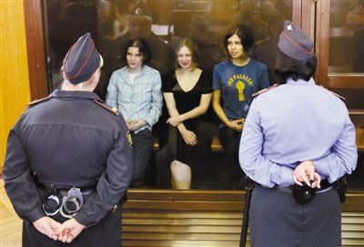8月17日，在莫斯科的法庭听证上，女子乐队Pussy Riot的三名成员坐在玻璃屋里。