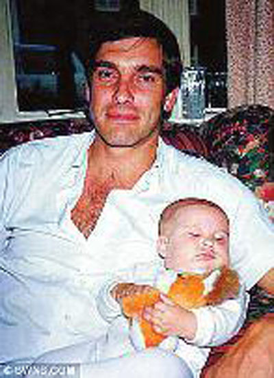 1989年尼科林森抱着女儿