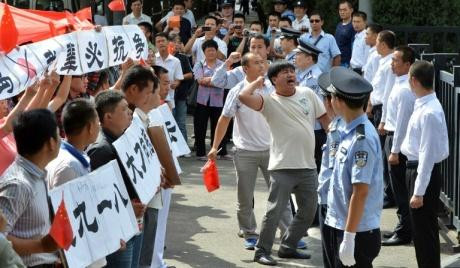 反日情绪升温 北京民众撕毁日国旗高喊“杀光日本人”(图)