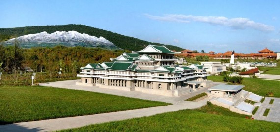 勒紧裤腰带 大兴土木：朝鲜平壤民俗公园竣工(高清组图)