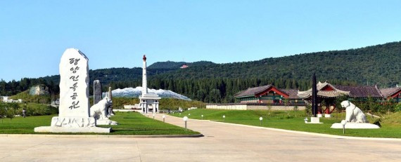 勒紧裤腰带 大兴土木：朝鲜平壤民俗公园竣工(高清组图)