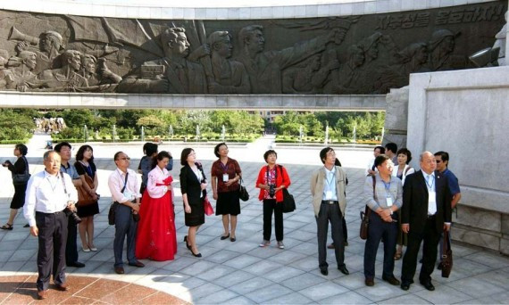 勒紧裤腰带 大兴土木：朝鲜平壤民俗公园竣工(高清组图)