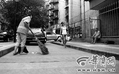 大三女孩暑假期间风雨无阻替父亲扫街(图)