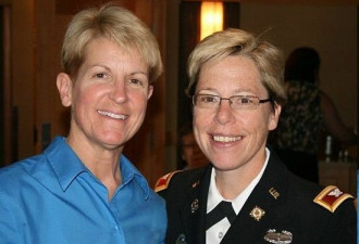 美国首位同性恋女将军配偶戴军衔肩章