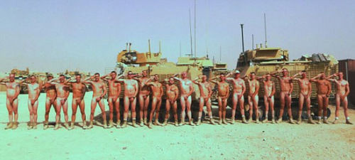 英国皇家轻骑兵D中队官兵在坦克前行“裸体军礼”对哈里王子表示支持。