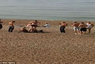 英国男女旁若无人在海滩做爱引围观