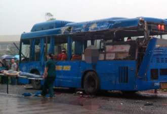 公交车与吊车相撞 事故已造成多人死亡