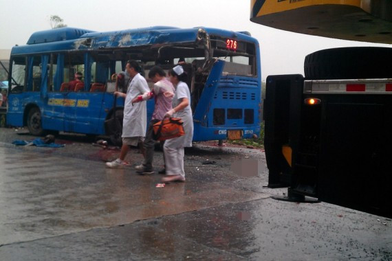 重庆公交车与吊车相撞 事故已造成多人死亡(组图)