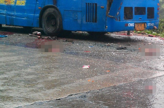 重庆公交车与吊车相撞 事故已造成多人死亡(组图)