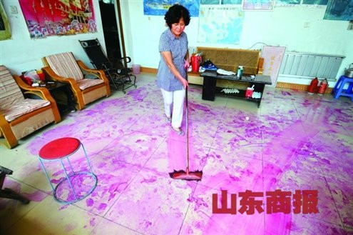 山东一村庄一夜变红 路面“血流成河”豆浆变色
