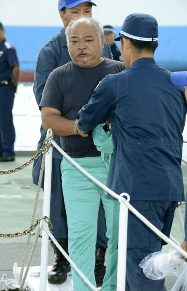 日本冲绳县警方16日用海上保安厅巡逻船将“逮捕”的香港保钓人士等移送至那霸市港口。