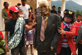 恐怖风俗 印尼每3年挖出先祖遗体换装