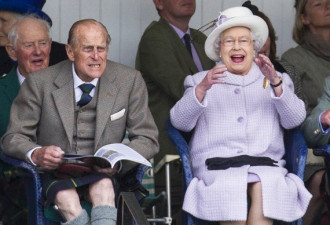 91岁老亲王菲利普着裙装露点浑然不知