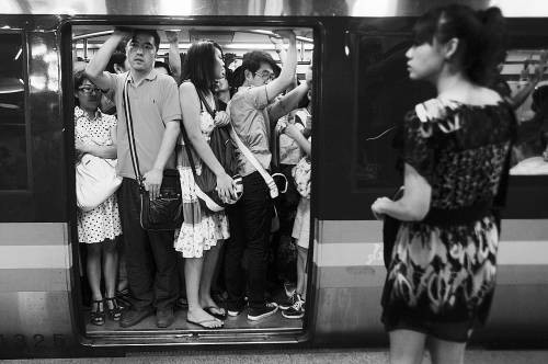 地铁里的尴尬：遭遇性骚扰是因为女性穿得太少？(图)