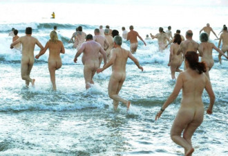 美国海滩200人集体裸泳拟破世界纪录