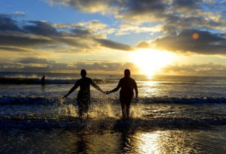 美国海滩200人集体裸泳拟破世界纪录