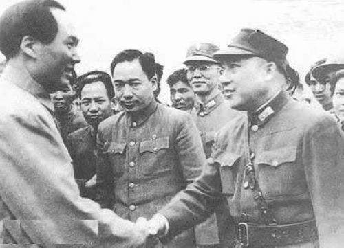 毛泽东与蒋介石未公开的合影：罕见的相互敬酒照(组图)
