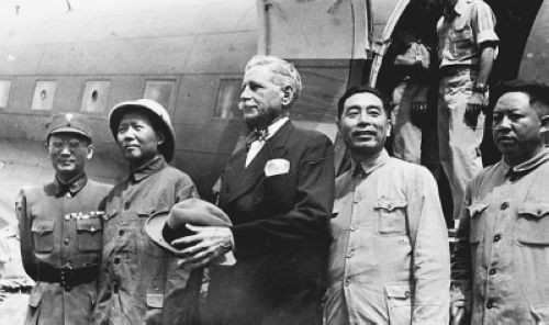 毛泽东与蒋介石未公开的合影：罕见的相互敬酒照(组图)