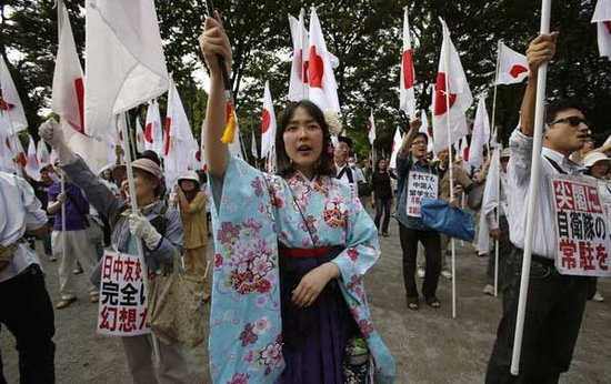 日右翼反华游行打出标语要求中国留学生滚出去(组图)